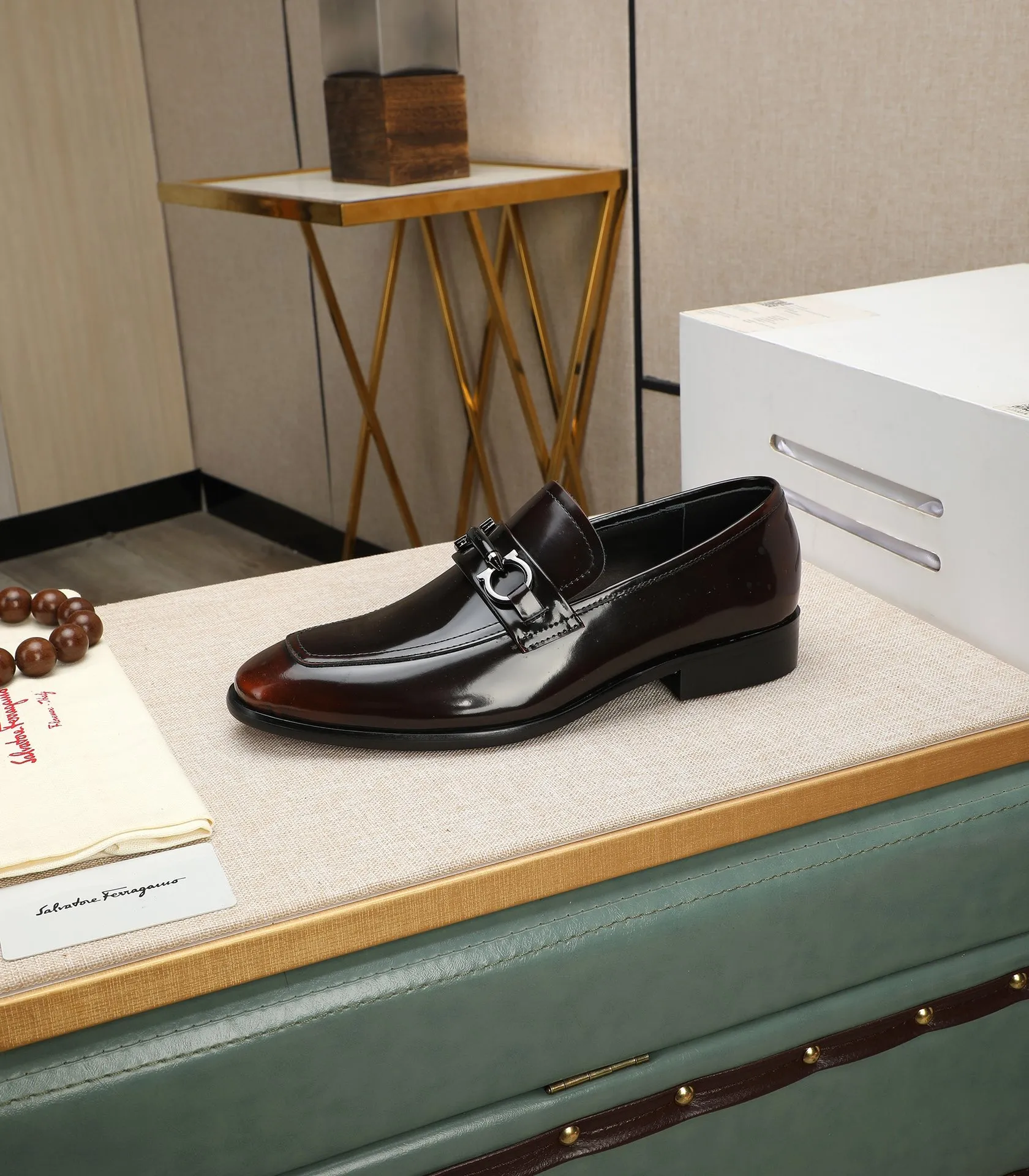 Men's shoes 💰540📛📛(water-dyed cowhide) Salvatore Ferragamo high-end (Salvatore Ferragamo) is the world's top luxury footwear brand. It comes from the fashion kingdom of Italy and is famous all over the world for its traditional handmade design and novel styles...🚶🏻🚶🏻New suit shoes are available simultaneously at the counter. This model is purely handmade. The fabric is imported from Italy's original first-layer cowhide. Soft water-dyed cowhide lining. Original authentic outsole🌀🌀Size: 38➖44 (45 customized)